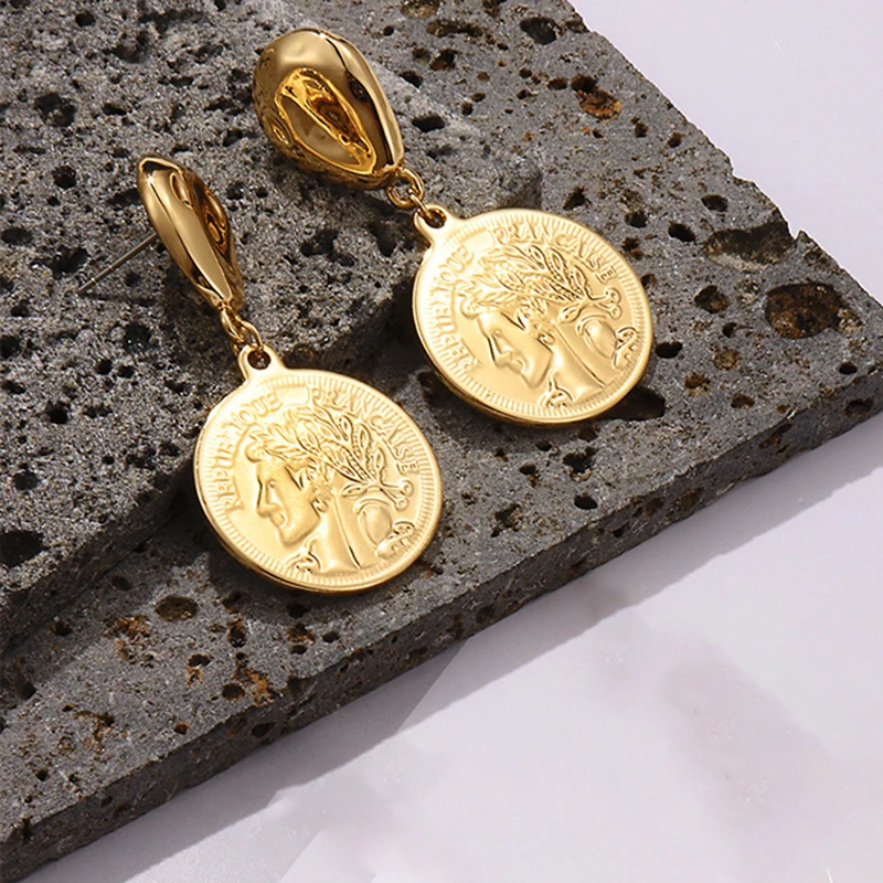 2024 Vintage Relief Avatar Golden Coin Ear Clips Without Piercing Fashion Design Metal Pendant Earrings for Women Party Jewelry