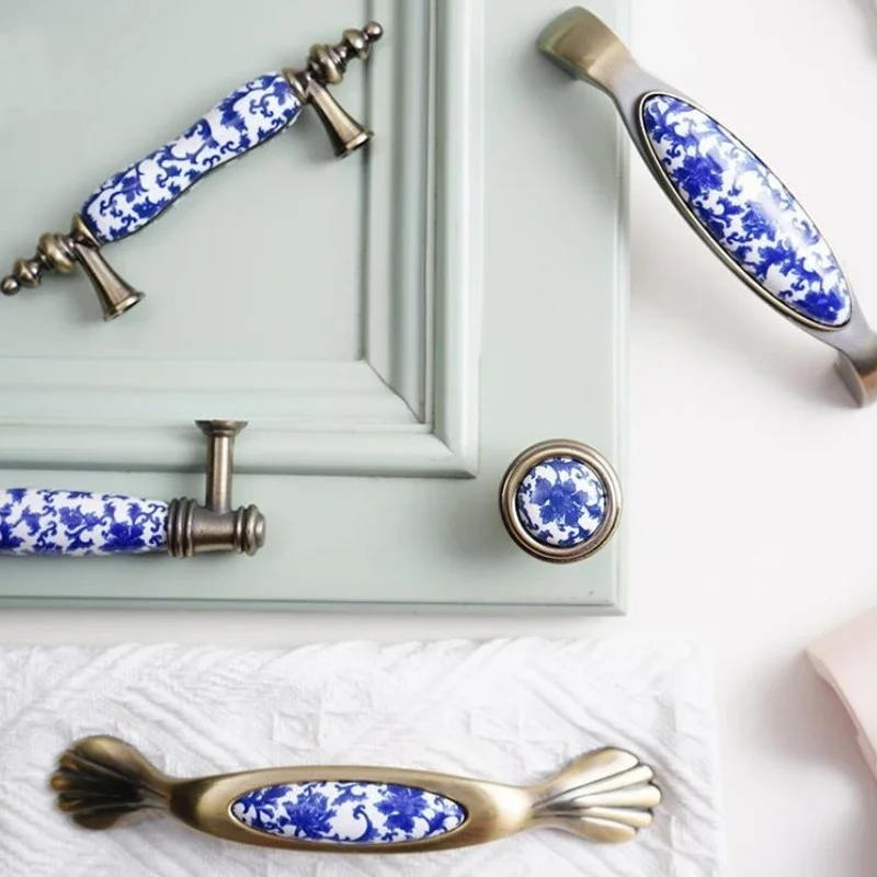 青と白の磁器製キッチンキャビネットハンドル、ソリッドシングルホール引き出しノブ、亜鉛合金ワードローブドアプルハンドル