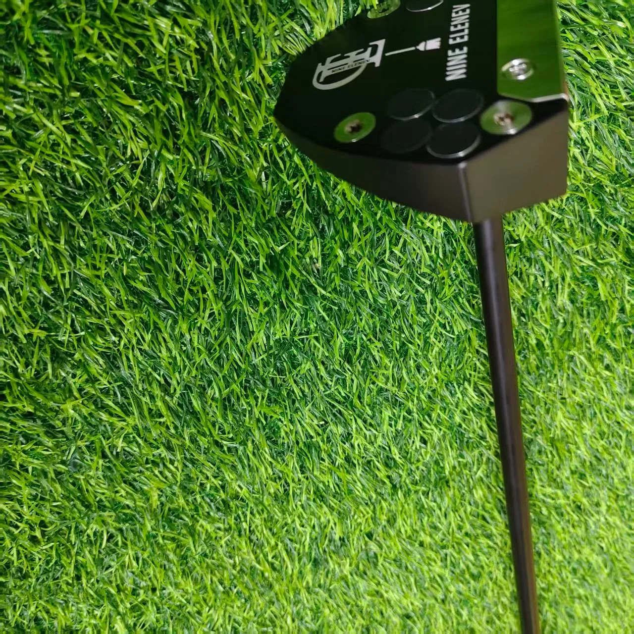 Golf's new long putter, suitable for both right and left hands, features a black carbon fiber shaft and comes with a head cover