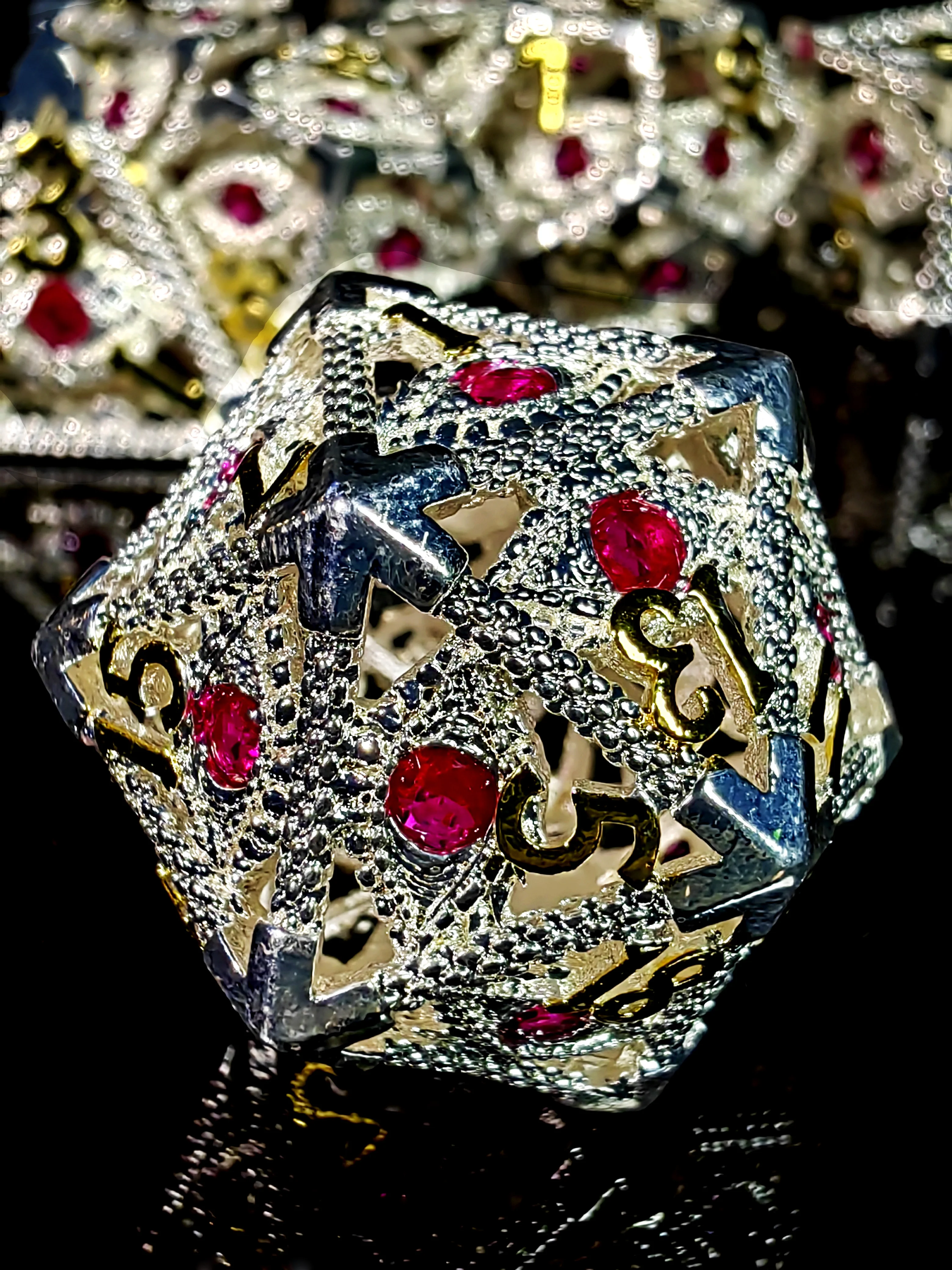 Set Dadu Logam DnD - 7 Buah Dadu Polihedral Paduan Seng dengan Angka Perak & Emas Cerah untuk Game RPG Ruang Bawah Tanah dan Naga