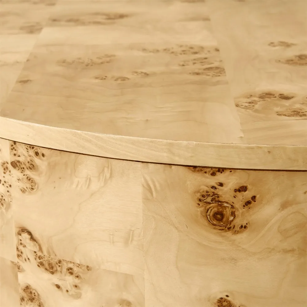 Runder Couchtisch mit hellem Holzfinish