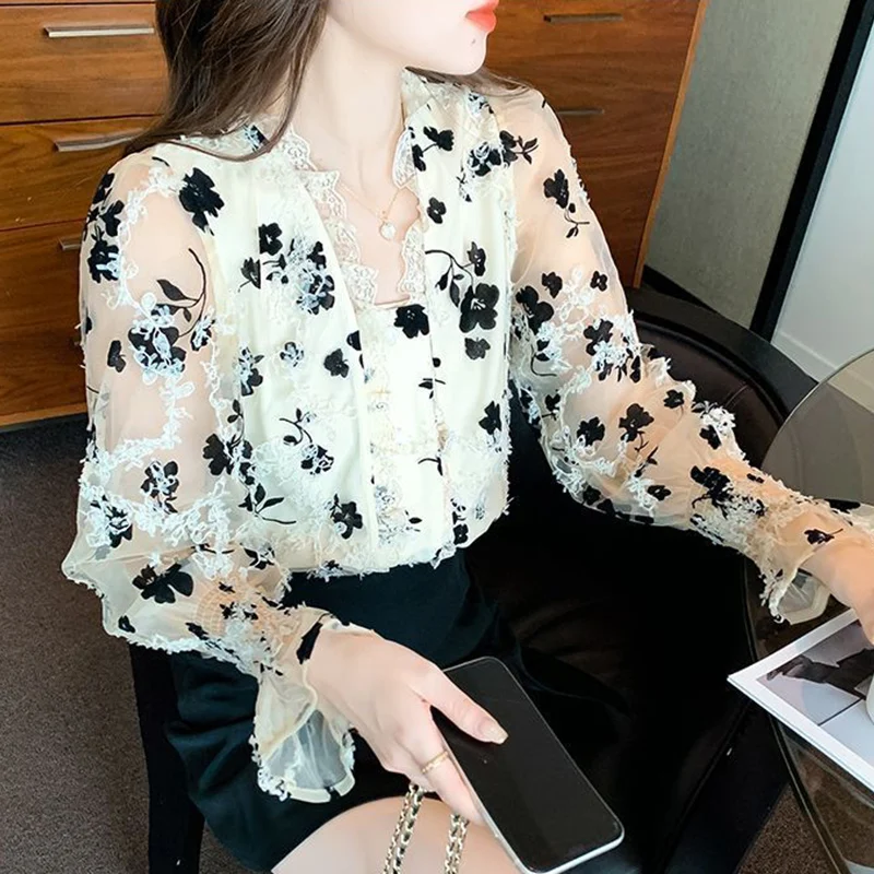 Spring Autumn V-neck Lace Patchwork Printing Shirt Ladies Casual Fashion Vintage Blouse Women Elegant All-match Long Sleeve Tops