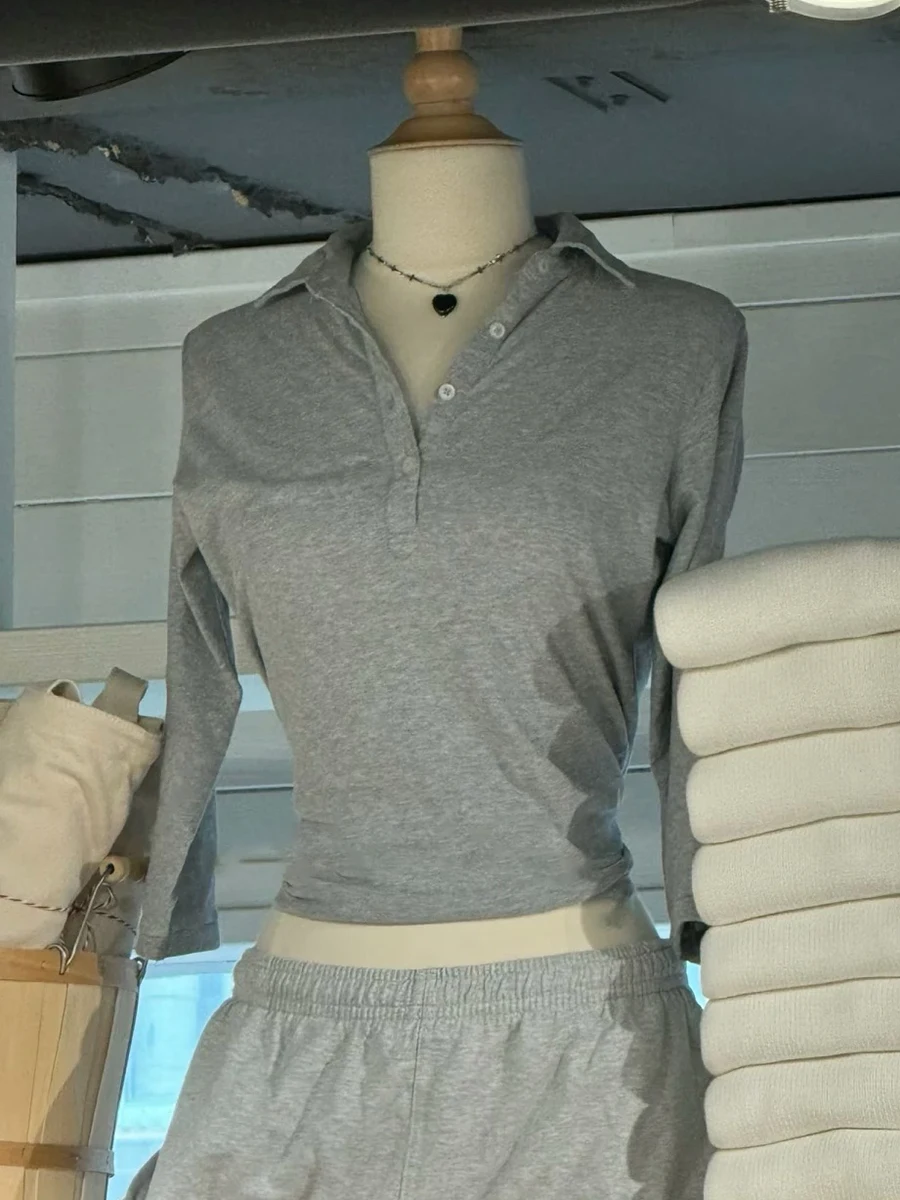 

Серая тонкая футболка с четырьмя пуговицами, женская осенняя футболка с отложным воротником три четверти, милые простые топы в консервативном стиле, новые футболки