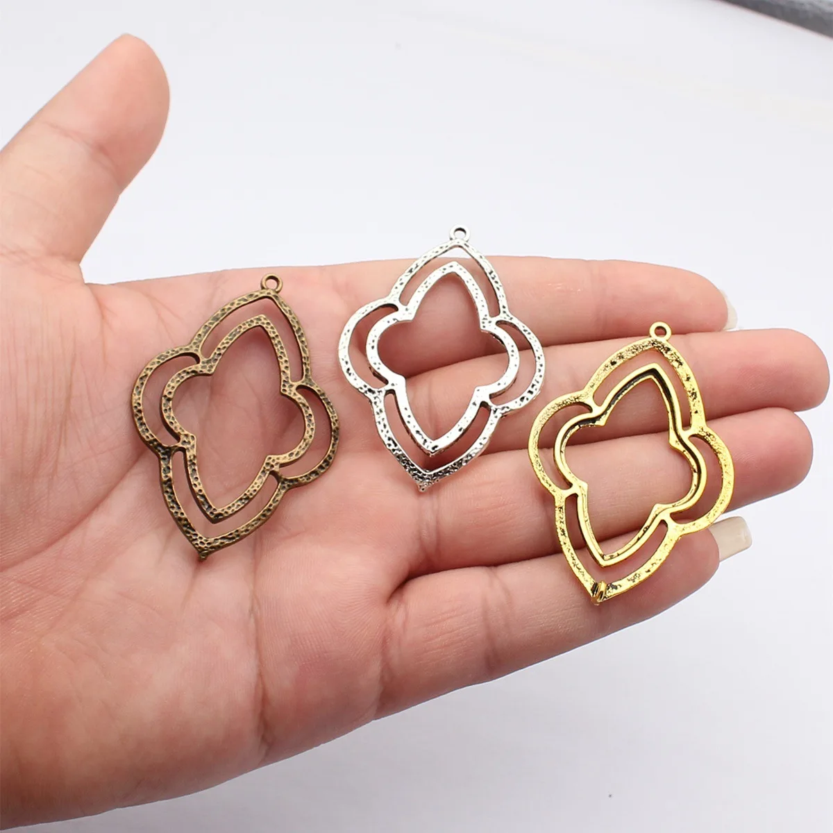 WYSIWYG 4pcs 57x39mm 3 Colors Retro Hollowed-Out Hammered Four-Leaf Clover Pendant Connector