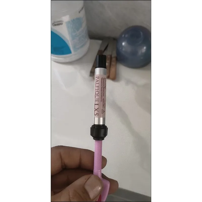 Materiale per il ripristino del riempimento del trattamento dentale autoadesivo universale in resina composita LX5 fotopolimerizzabile 2,0 ml (3,8 G)