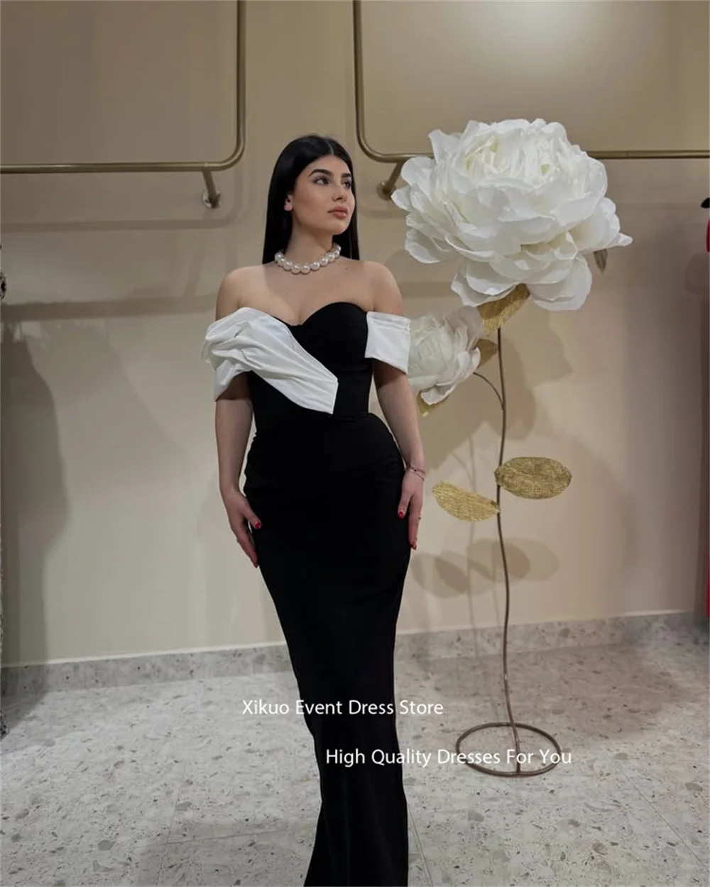 Xikuo Schulterfreies asymmetrisches Abendkleid Meerjungfrau Moderne Promi-Kleider, figurbetont, gerüscht, Abiti Da Cerimonia Donna Maßgeschneidert