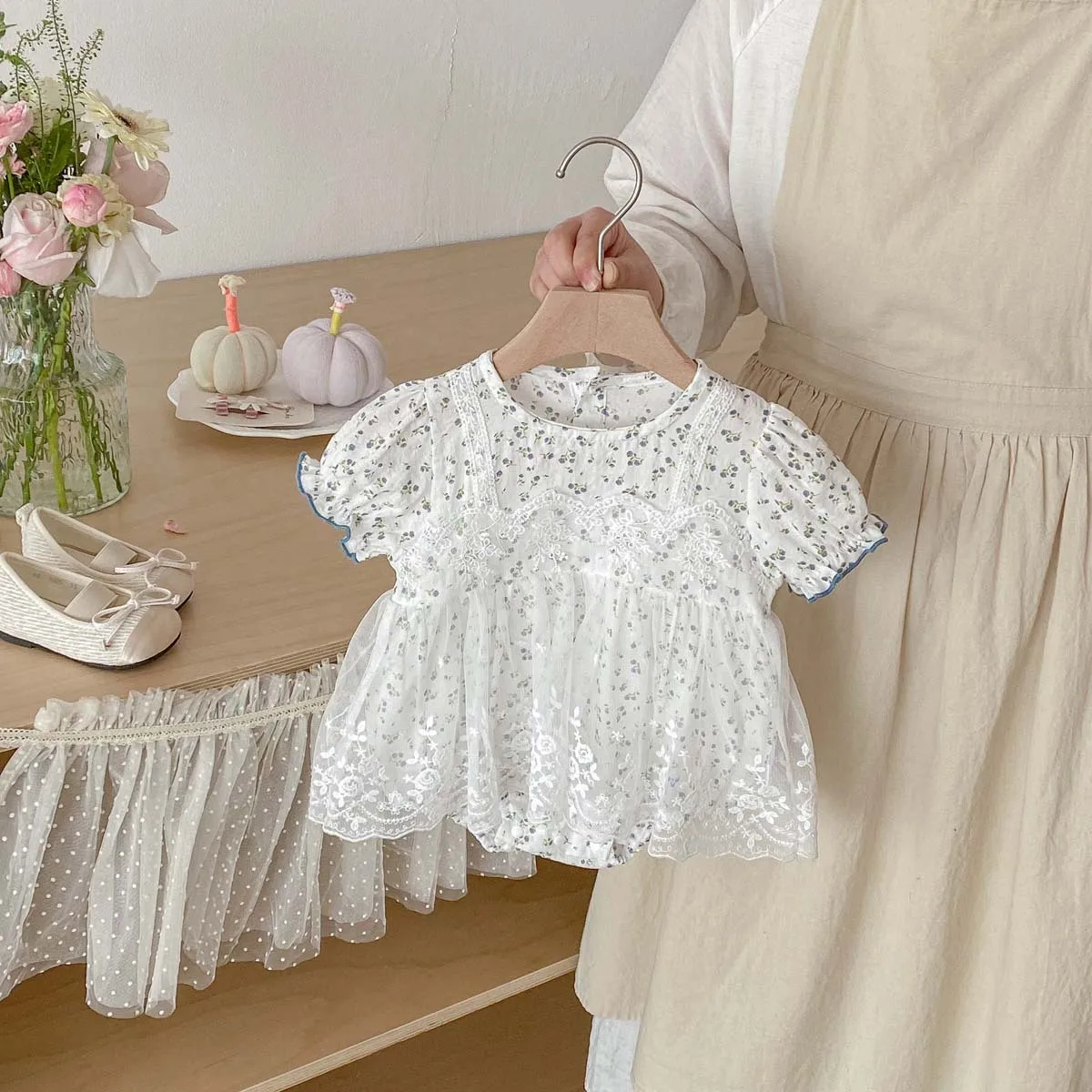 

Летний комбинезон для девочек 0-2 лет 2026 года: синий с цветочным принтом, с белой кружевной юбкой-подолом, цельный наряд для младенцев