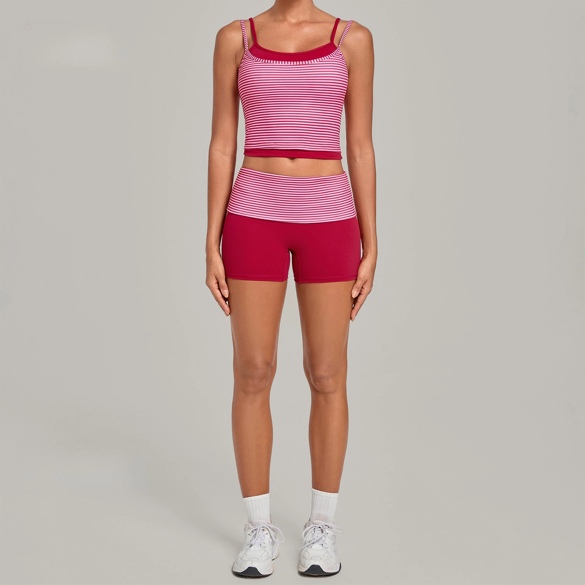 ensemble-de-yoga-a-imprime-vintage-debardeur-raye-a-bretelles-doubles-design-imitant-un-ensemble-en-deux-pieces-short-a-taille-pliee-tenues-de-yoga-pour-femmes