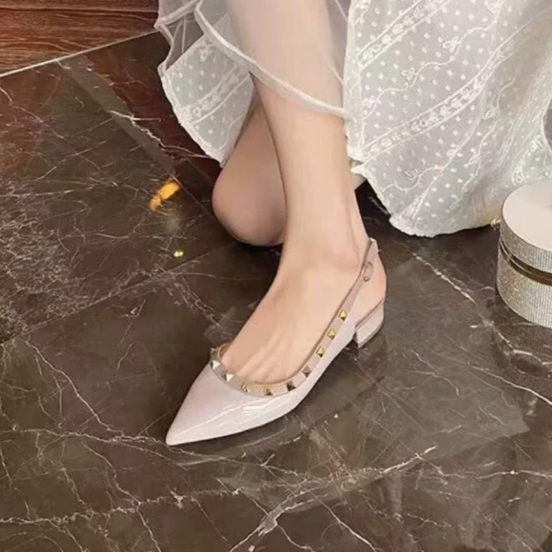 2026 Hochwertige spitze Damen-High-Heels: Neue Retro-Sandalen aus Lackleder mit Nieten – Bequeme Büro-Sandalen mit offenem Absatz – Detail 19