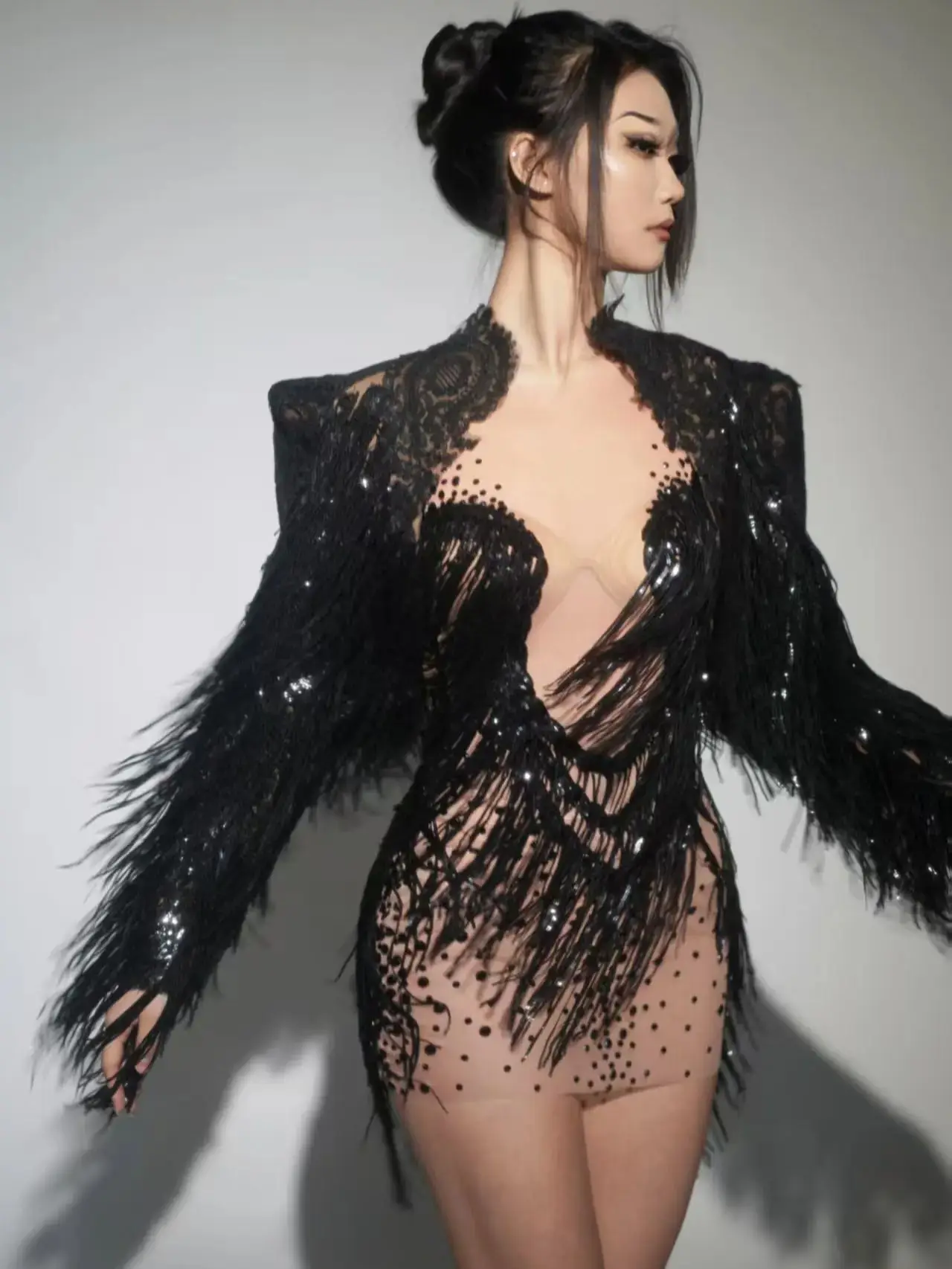 Strój showgirl, luksusowy strój na imprezę, błyszczące cyrkonie, cekiny, łańcuszek, mini sukienka, luksusowa damska seksowna prześwitująca sukienka z siateczki na imprezę koktajlową.