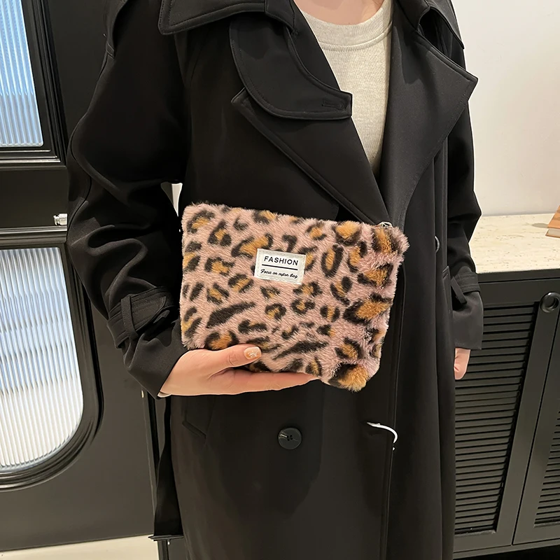 1 قطعة فروي حقيبة مستحضرات التجميل الموضة للنساء ريترو كلاسيكي ليوبارد طباعة نمط حقيبة مستحضرات تجميل سعة كبيرة حقيبة تخزين السفر