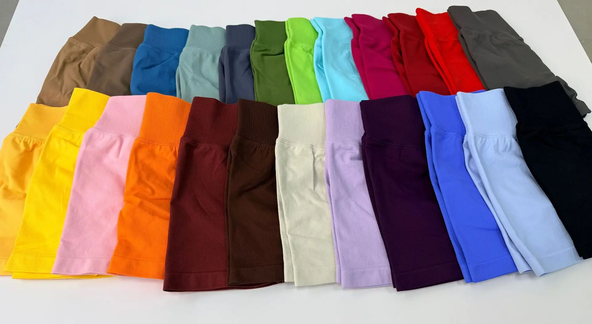 Pantalones cortos de Yoga para mujer, pantalones cortos deportivos oscuros elásticos de cintura alta, disponible en varios colores, ropa elegante de entrenamiento de verano