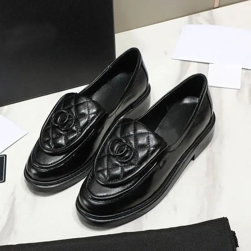 Sepatu Wanita Desainer Sepatu Kulit Kecil Gesper Logam Sepatu Ramping Hak Datar