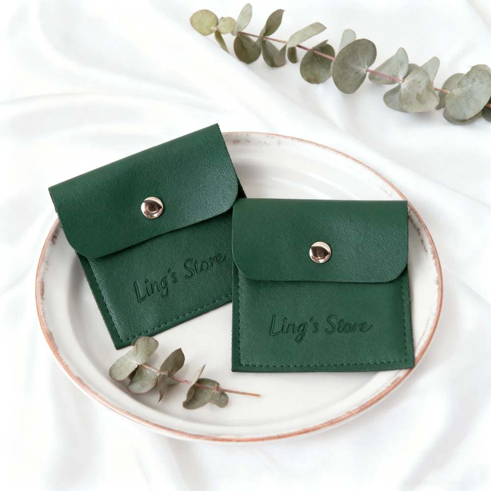 

50/100 шт. индивидуальный логотип 8x8 см кожаная сумка для ювелирных изделий с застежкой из искусственной кожи на пуговицах конверт с клапаном для небольшой подарочной упаковки свадебные сувениры