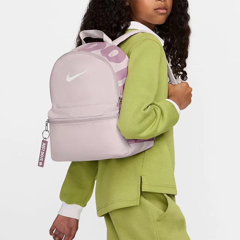 Mochila Nike Brasilia Jdi, modelo estándar para mujer, versátil, de diseño sencillo, con cierre de cremallera, de tela, en color gris y morado, con detalles en gris, morado, rojo y blanco. Dr6091-019.