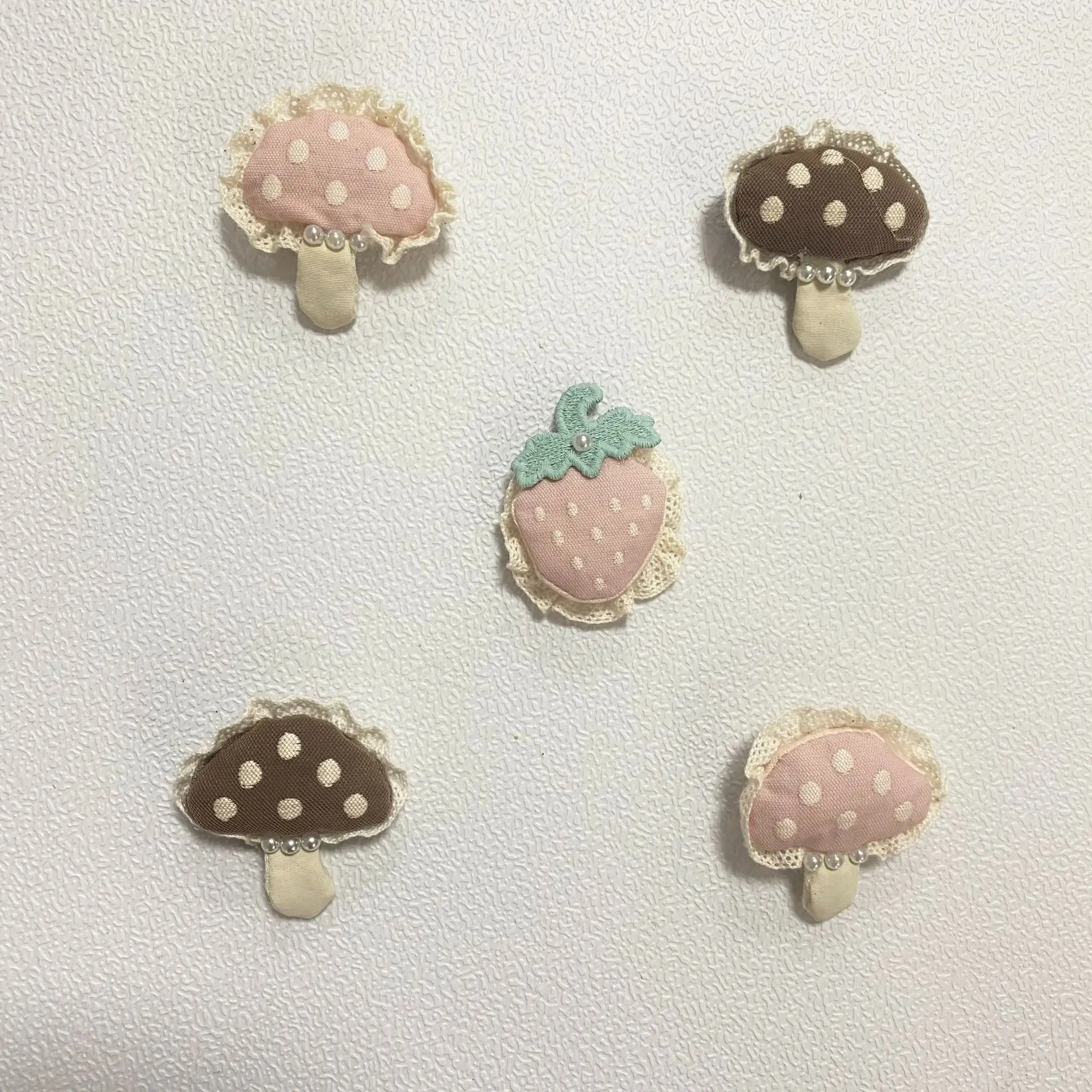 Fermagli per capelli foresta 1 pezzo Spille in peluche con funghi rosa e fragole Artigianato fai-da-te per ragazze Set di accessori per forcine per bambini