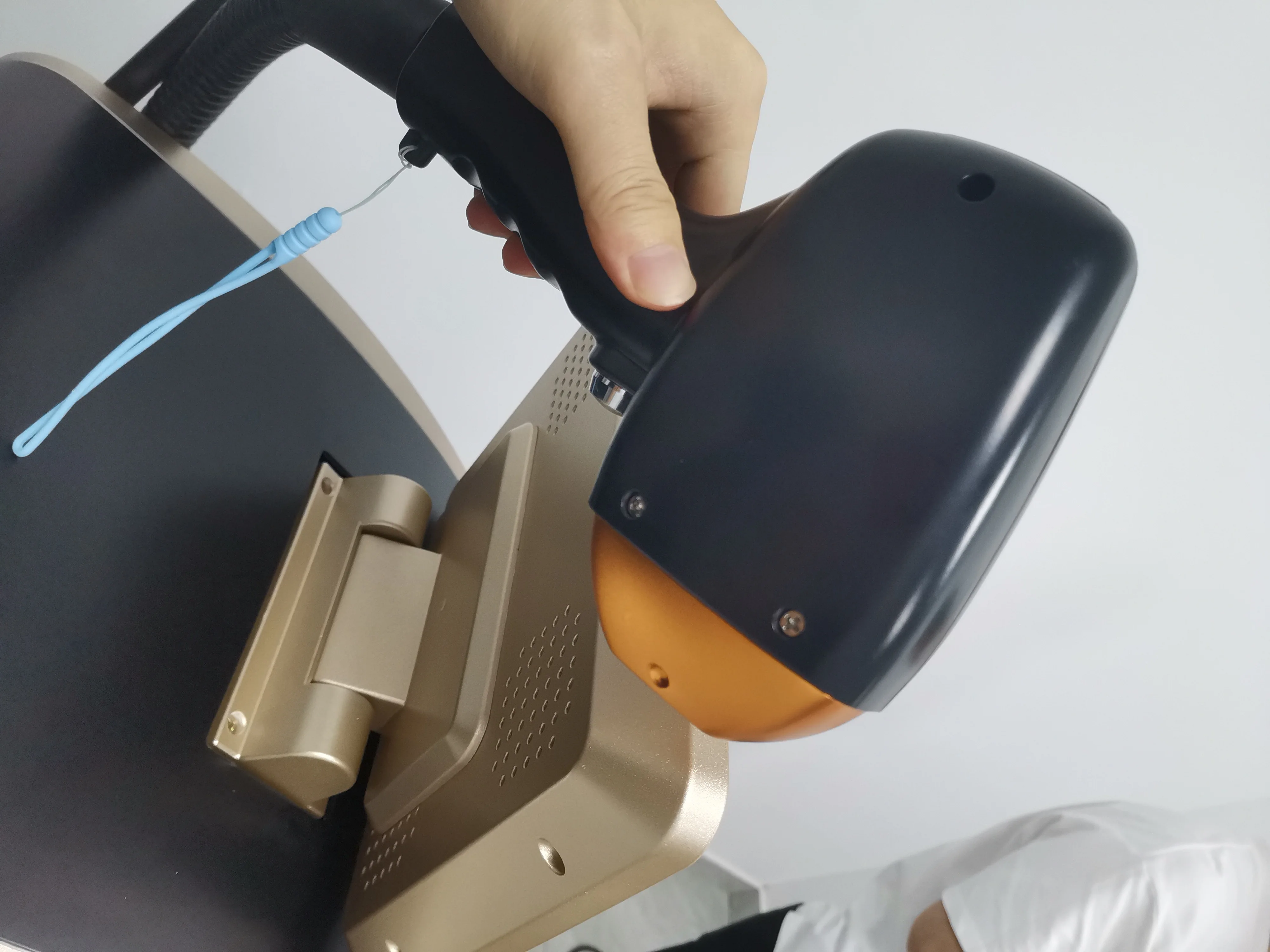 2026 المهنية المحمولة ديود آلة إزالة الشعر بالليزر 808/755/940/1064nm 4-Wave الكسندريت 4000 واط الحد الدائم في الشعر