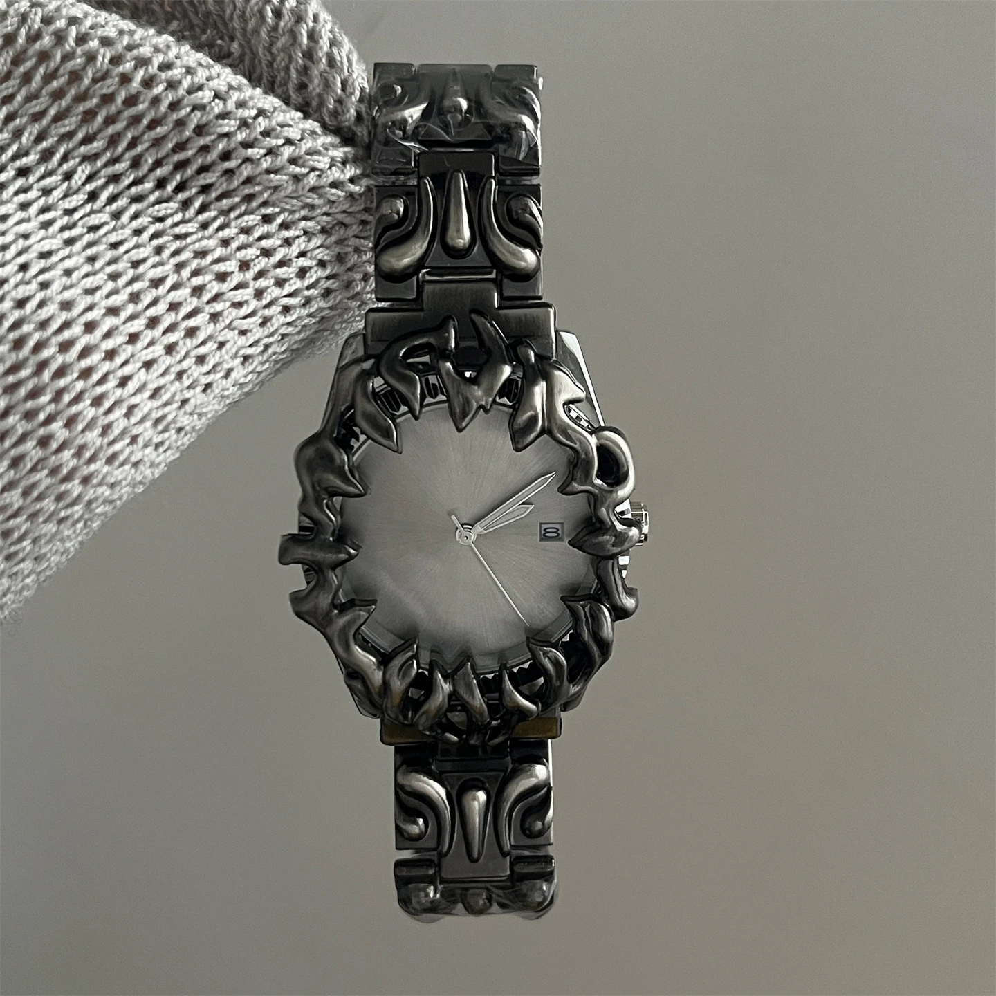 Small creative new trend of ancient special-shaped claws for men and women watch design sense embossed steel band watch.