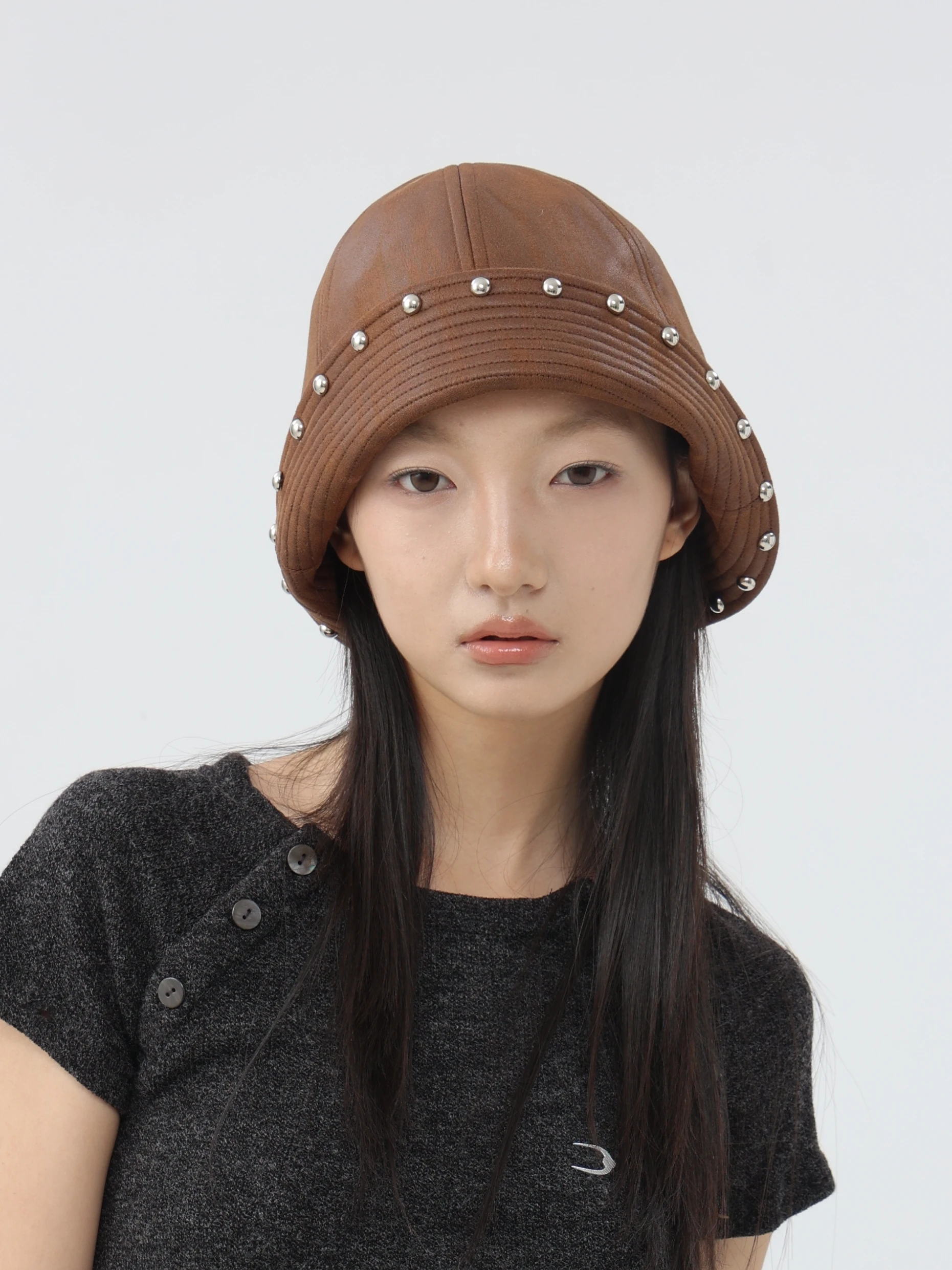 sombrero-de-pescador-retro-con-remaches-para-mujer-de-verano-de-ante-desgastado-de-ala-ancha-que-estiliza-el-rostro-con-proteccion-solar-moderno-y-transpirable