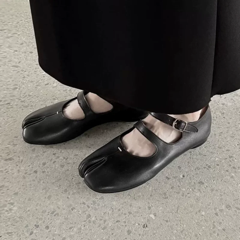 Zehengetrennte Schuhe für Damen mit Vorderriemen, niedrigen Absätzen, Ziernähten, einfarbig, flache Ballerinas mit Schnalle