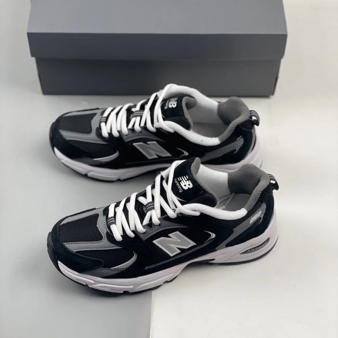 New Balance NB 530 - حذاء جري متعدد الاستخدامات ومنخفض القطع متوفر في إصدارات الرجال والنساء باللونين الأسود والأبيض. #1