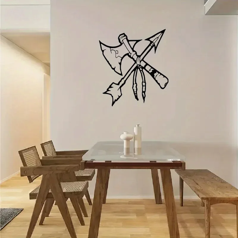 لوحة فنية جدارية قبلية مزورة يدويًا - منحوتة معدنية لفأس المحارب الأمريكي الأصلي والسهم - ديكور جنوب غرب ريفي للمقصورة