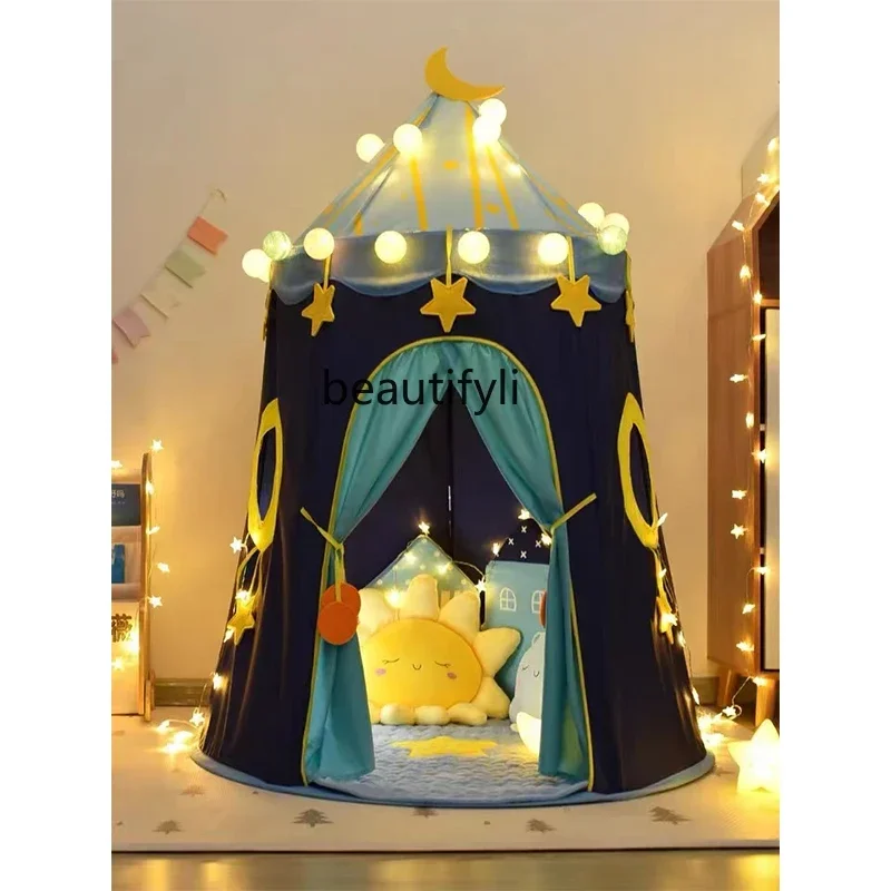 Kinderdagcadeaus, kleine tent binnen, yurt, slapende jongen apart bedartefact