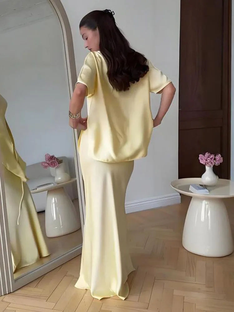 2025 Raso Solido Crossover Increspature Abito da donna Manica corta Scollo a barca Aderente Estate Elegante Abiti Luce di lusso Lady Robe