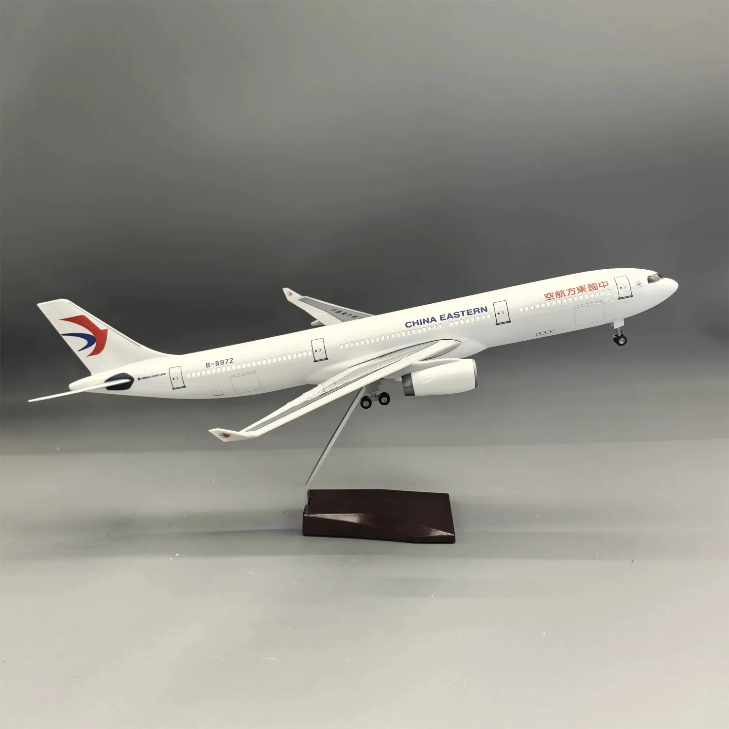 

A330 China Eastern Airways 1/135 Scale 47cm Resin Aviation Aircraft With Light 330 airplane toy Model Enthusiasts Gift
