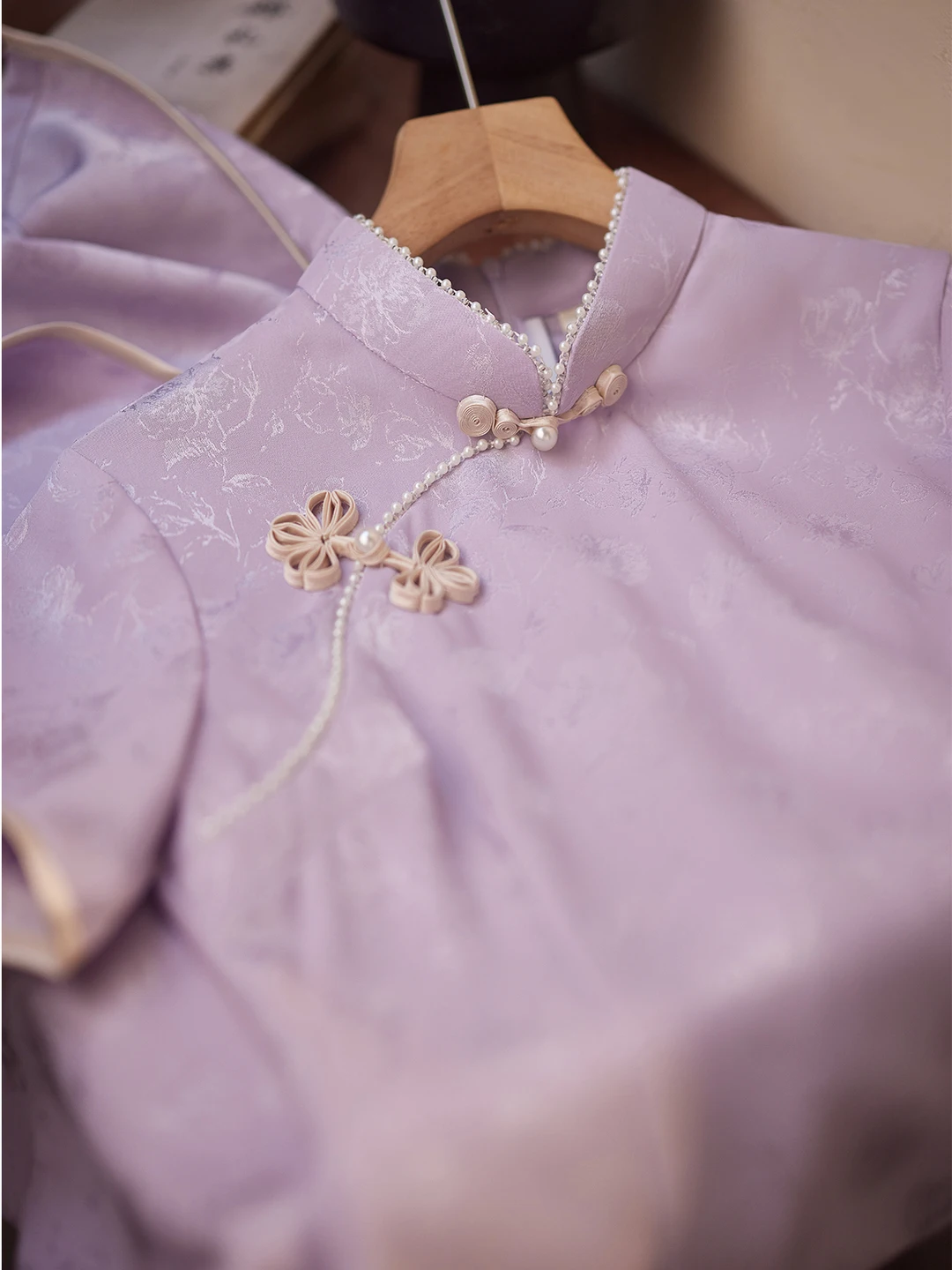 young-women's-purple-qipao-dress-retro-style-slanting-collar-short-sleeve-breathable-mid-length-gown-daily-wear-slimming