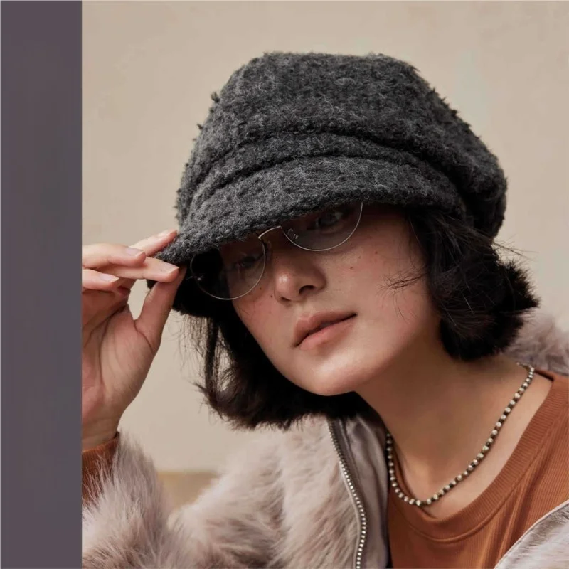 A small beret with flower bud that shows off the face thickened and fleece large-headed hat for woman