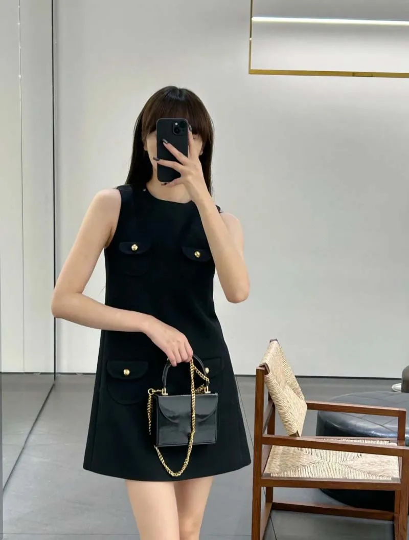 Ms. Fan, a socialite, dresses in a fashionable and elegant style, youthful and age reducing multi pocket vest, small black skirt