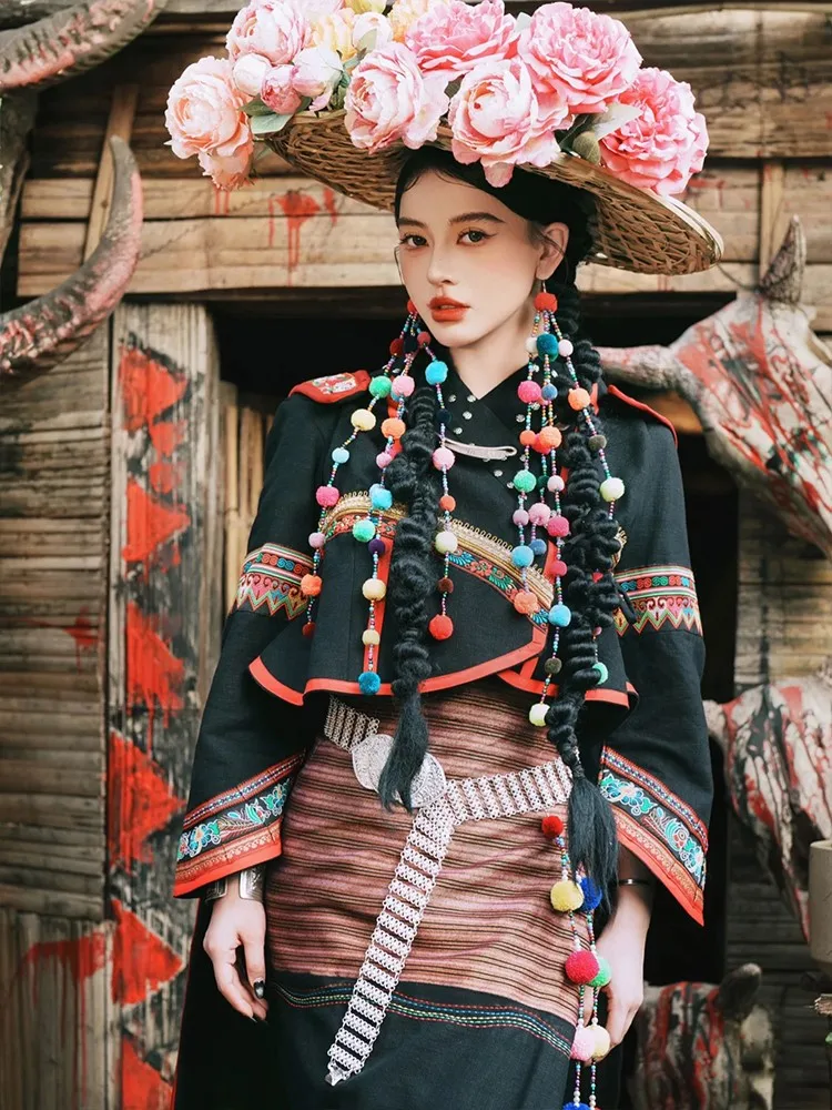 여행 사진 촬영을 위한 꽃무늬가 새겨진 꼬리가 달린 이국적인 의상