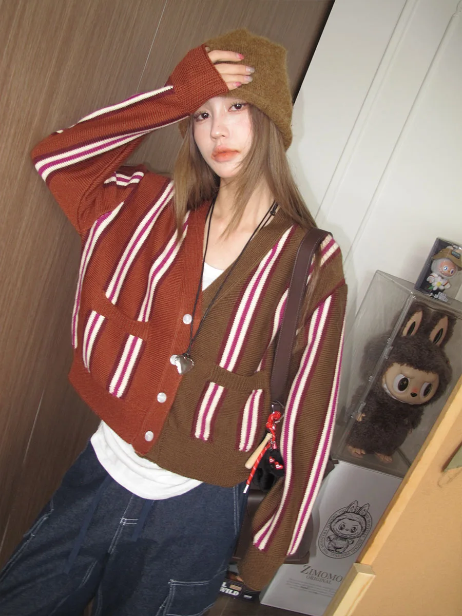 

Вязаный кардиган Zhou Tong для женщин: осенне-зимний, повседневный, в ретро-стиле, в полоску, уникальный дизайн, комфортная посадка, V-образный вырез