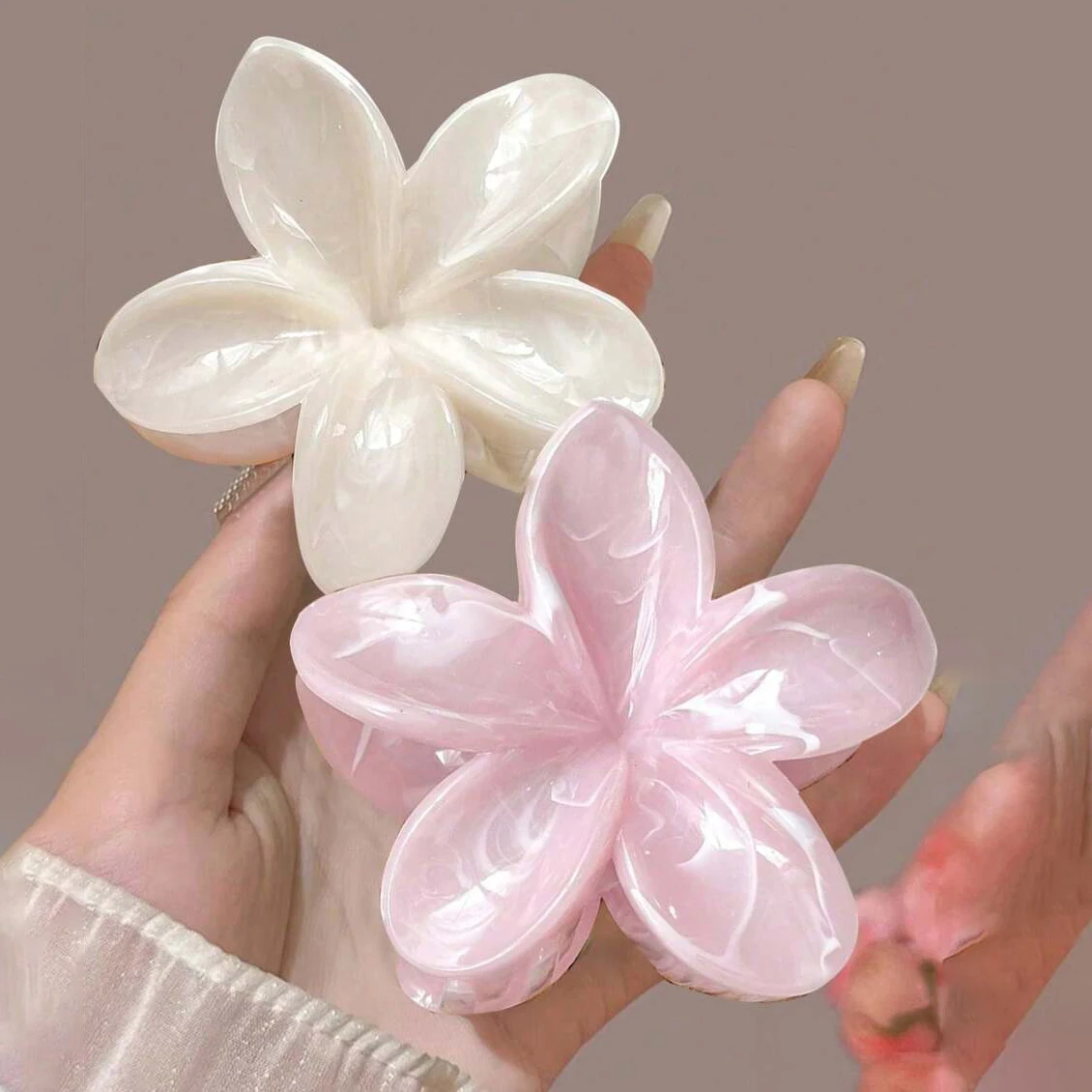 Tyrande Blunt Flower Grip Fresh and Sweet Egg Flower Back of Head Disc Hair Shark Clip Hair Ornament image 2