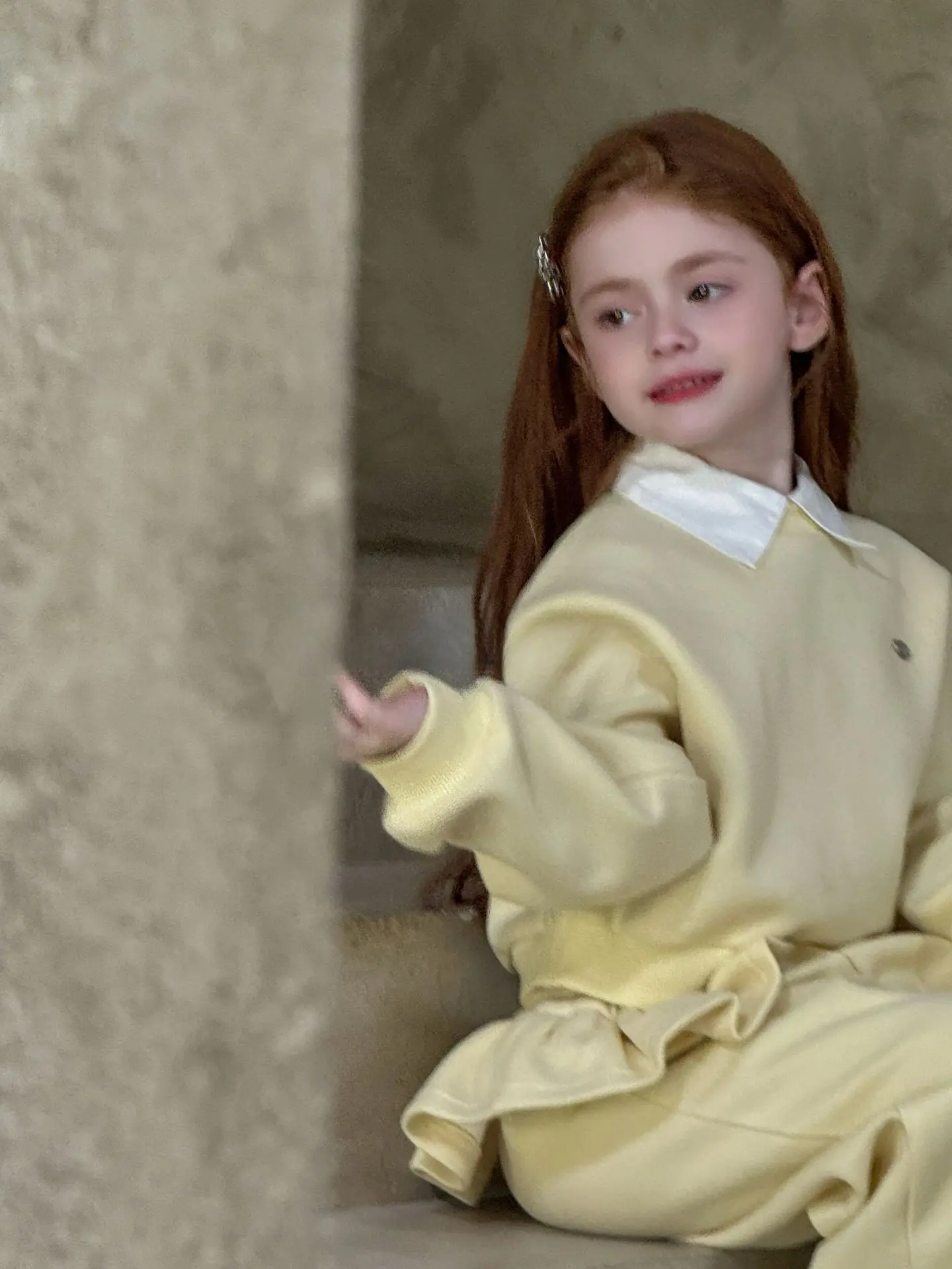 2025 خريف شتاء جديد ملابس الأطفال الكورية الفتيات عادية الدانتيل بنطال ذو قصة أرجل واسعة مجموعة الأطفال وهمية طوق هوديي قطعتين مجموعة