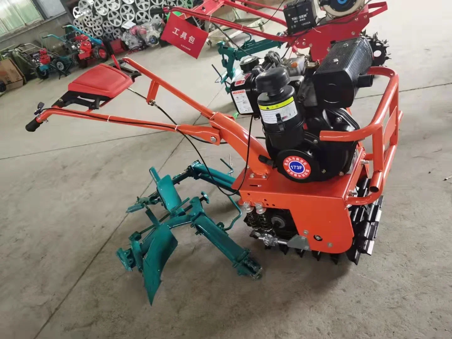 7HP 8HP Chain track tiller Multifunctional Chain Track Micro Tillage Machine Mini Rotary Tiller Gasoline Power Tiller