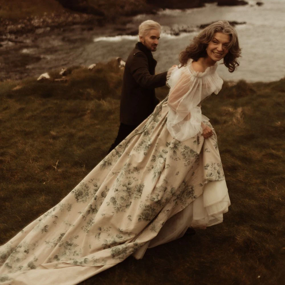 ปิดไหล่ Boho Elopement ดอกไม้พิมพ์ซาตินชุดแต่งงาน PLUS ขนาด Ruffled Tulle ยาวแขนฟองที่กําหนดเองชุดเจ้าสาว