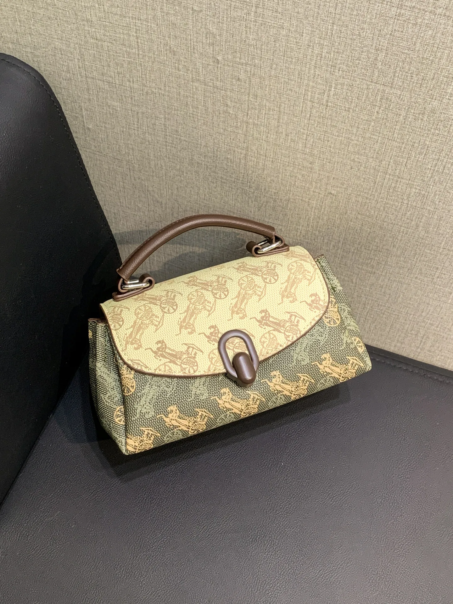 amiciyah-retro-carriage-print-square-handbag-women's-crossbody-bag-fashionable-commuter-handbag-leather-purse-for-youth