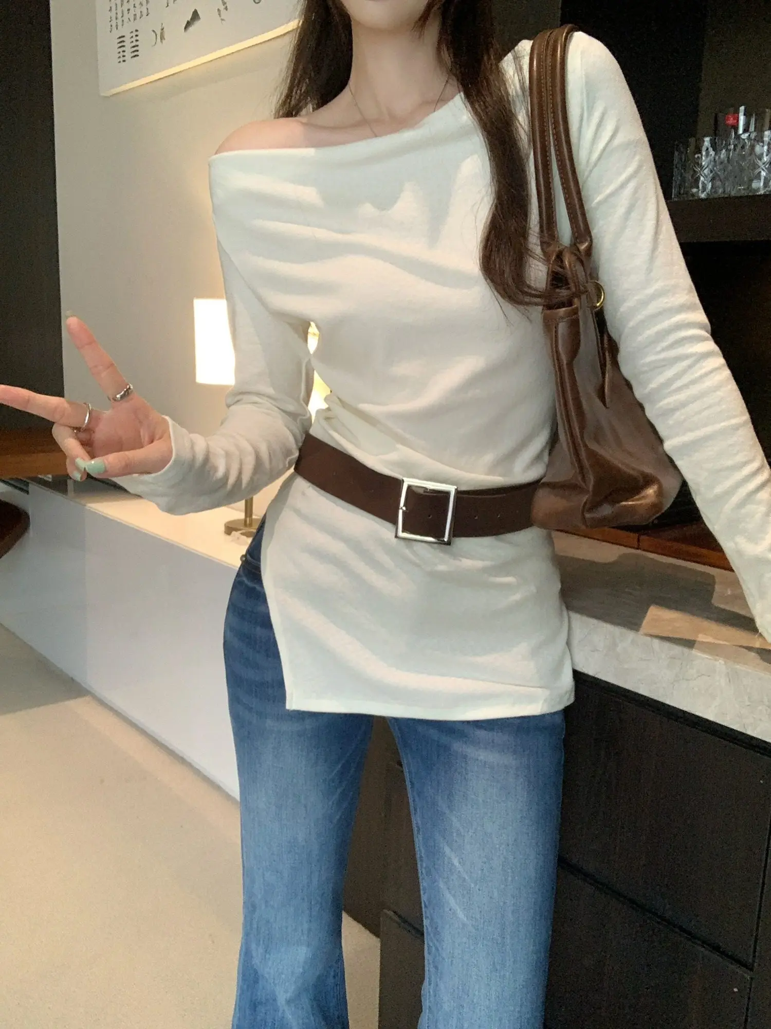 Schickes koreanisches SLE Long Sve One Oulder T-Shirt Damen Faionable Plissee Split Einzigartiges schönes Top für Herbst Winter