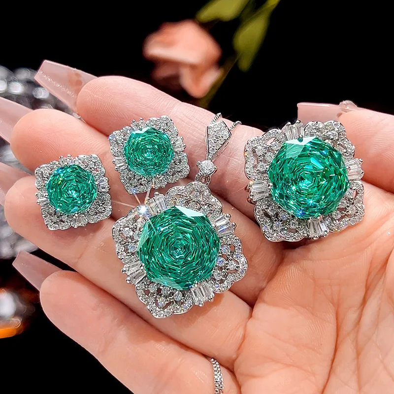 

Позолоченный ювелирный набор с основным камнем Millennium Para Green 16-10 мм.