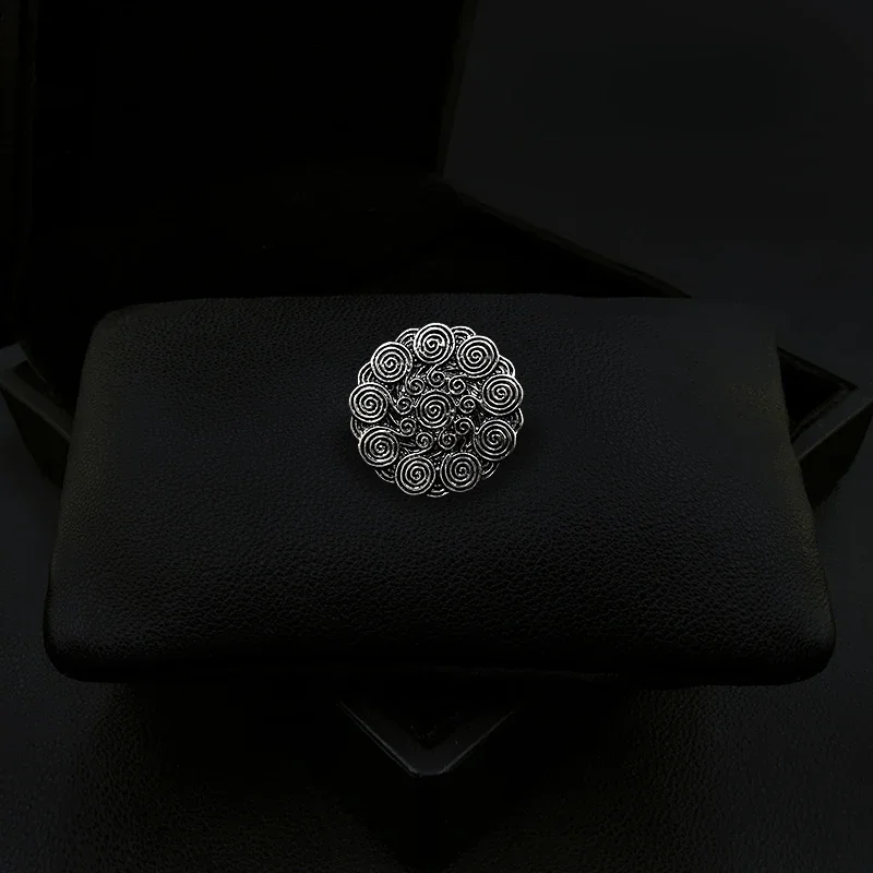 

Retro Cloud Flower Metal Magnetic Brooch Exquisite Luxury Pins Women Suit Neckline Corsage Badge Clothes Accessories Jewelry1956