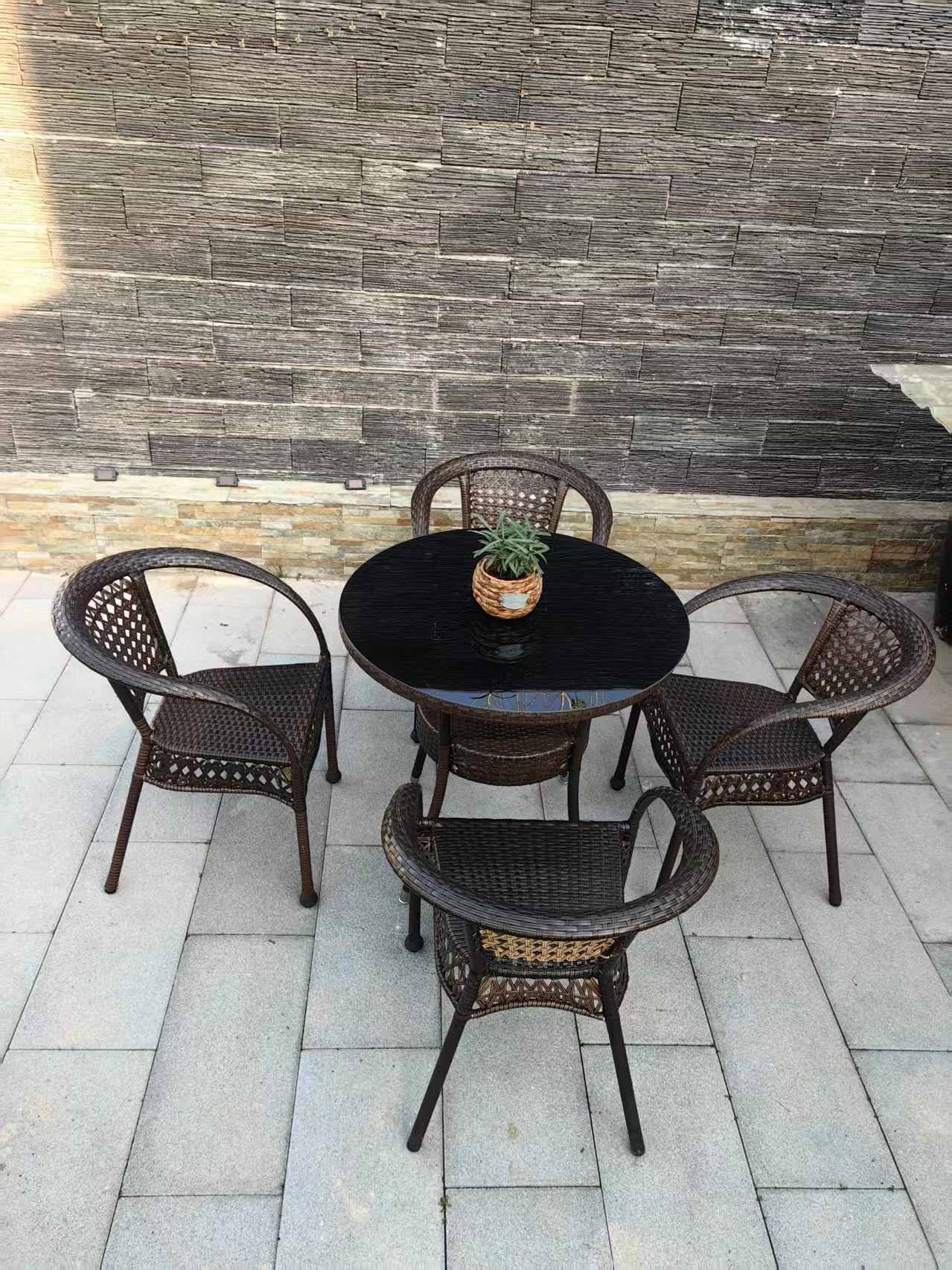 مجموعة أثاث خارجي كرسي بذراعين منسوج من الخيزران لحديقة الشرفة كرسي طعام أبيض