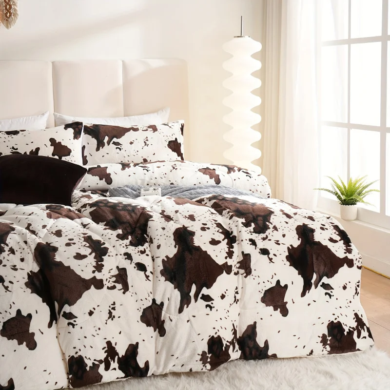 2/3 bedding set includes 1 piece of flannel, paired with a coffee cow print quilt, and comes with a pillowcase, thick and warm