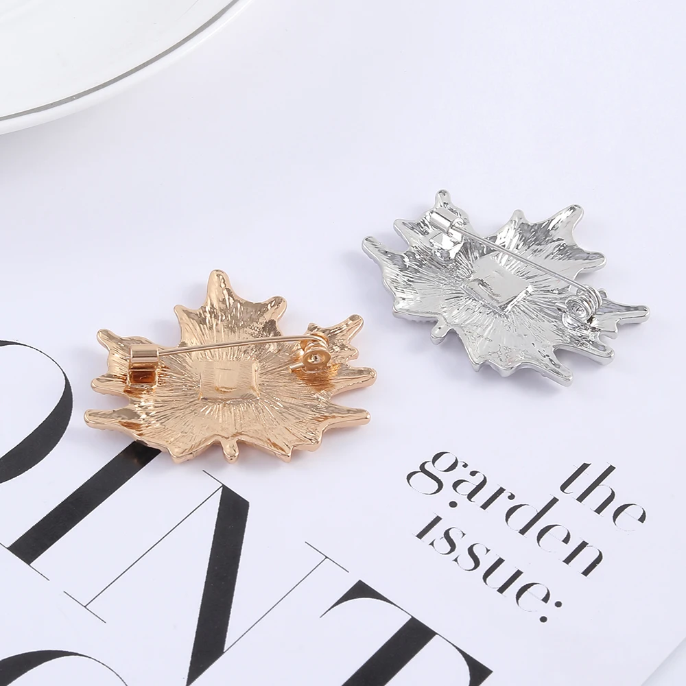 Maple Leaves Metal Lapel Pins Golden Silvery Canadian Logo Brooches For Women Men Clothes Backpack Bag Jewelry Party Badge Gift
