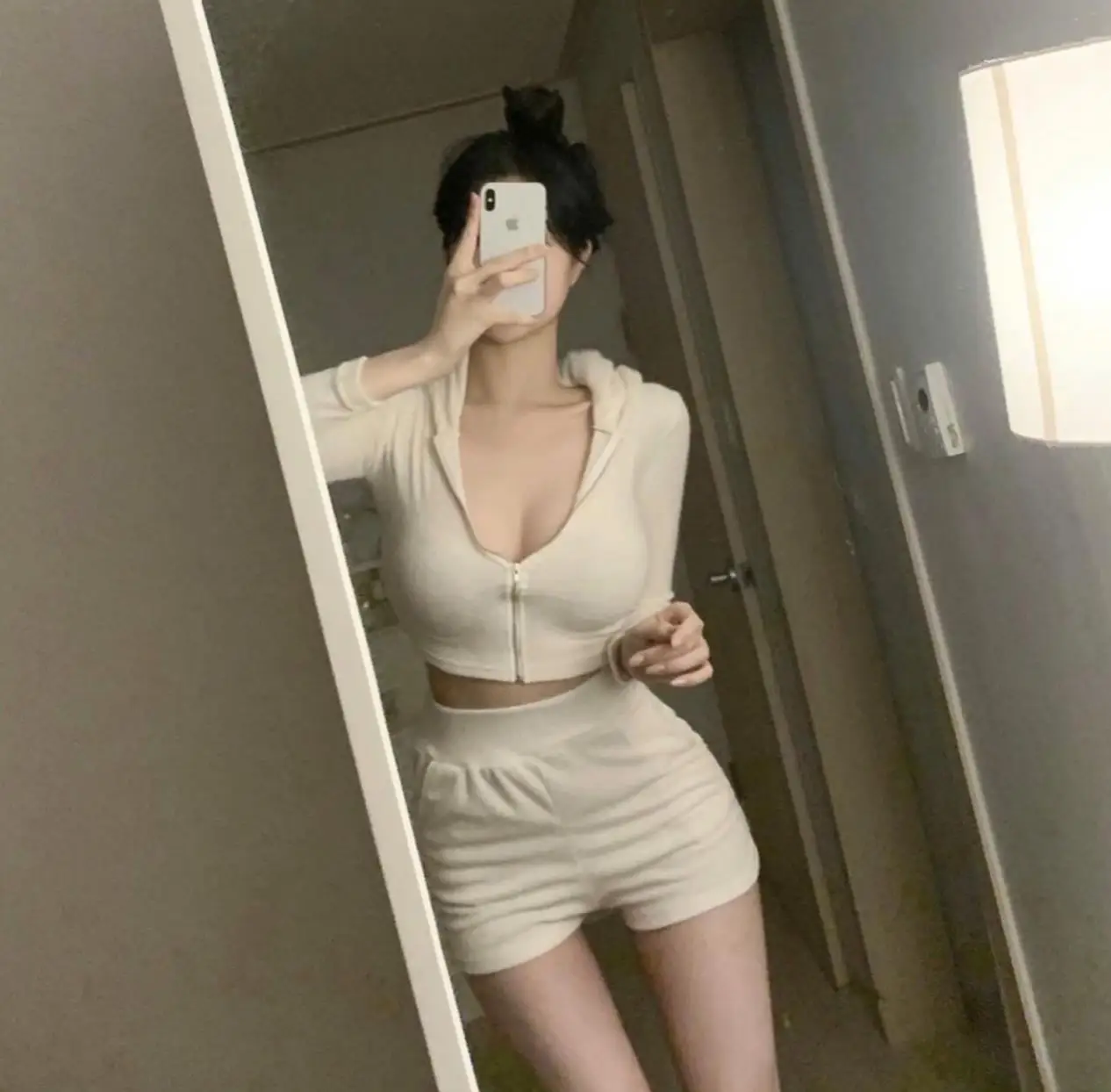 

Fashionable Sportswear Set with Zipper Hat High Waist Shorts Women's Ensemble Casual Outfit Spring Collection 2024