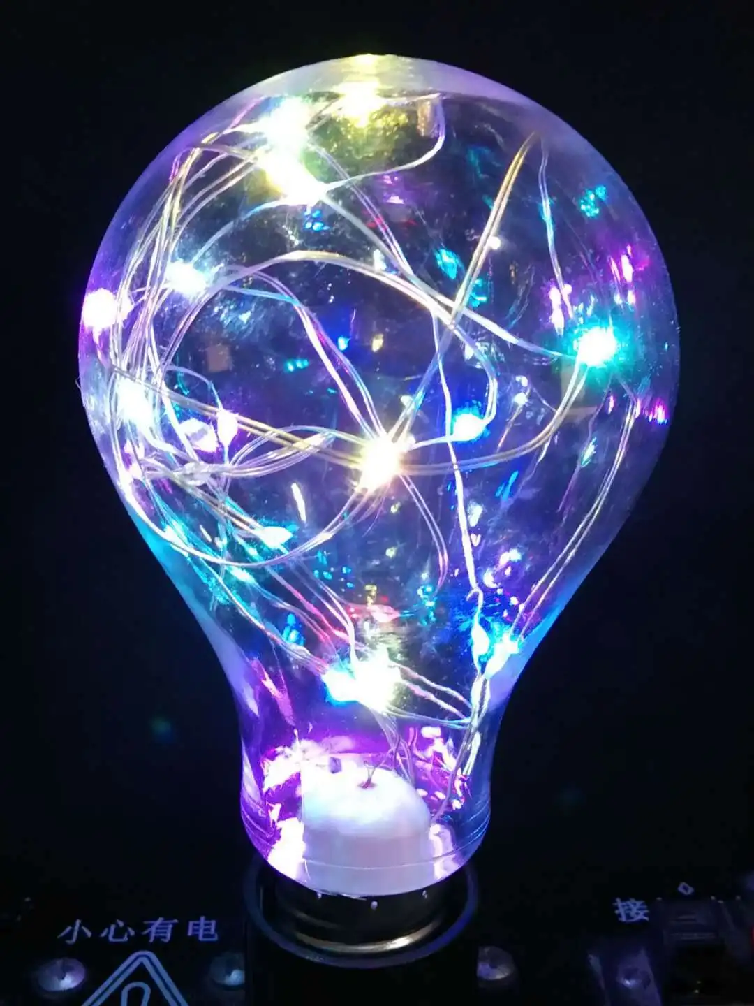 E27 60W คริสต์มาสสร้างสรรค์ทองแดงลวดพลาสติกหลอดไฟเทศกาลตกแต่งบาร์ที่มีสีสัน RGB ตกแต่งแสงสีสัน