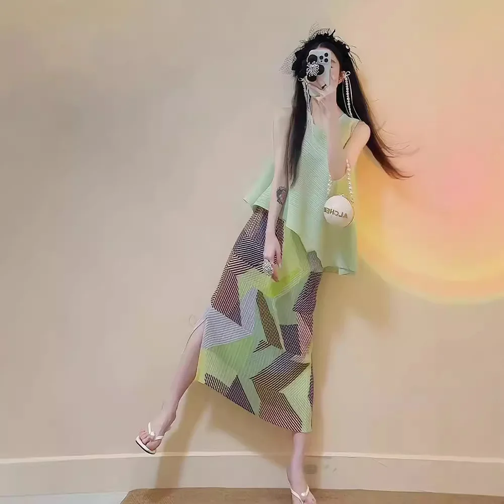 

Solid Colour Round Neck Sleeveless Top High Waist Printed Pleated Half Skirt Two Piece Miyake 2025 Summer New Women's Suit