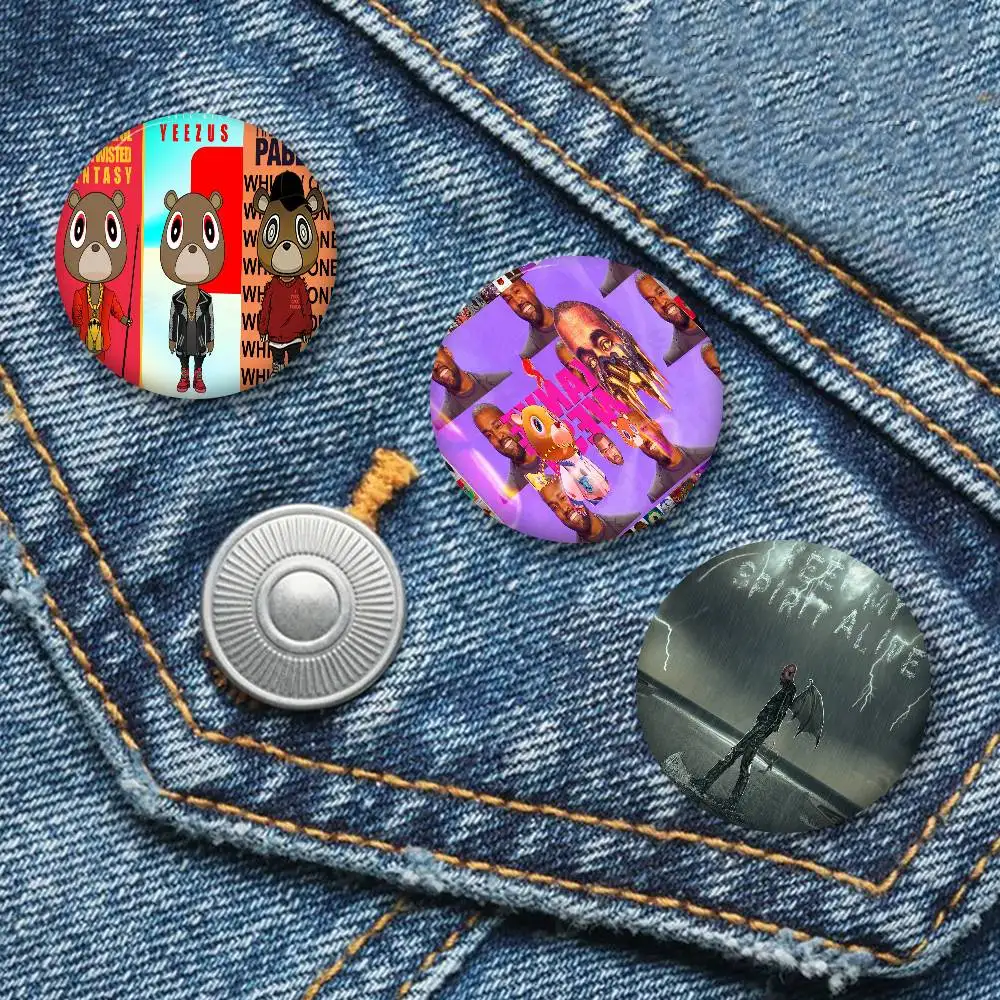 كاني يي ويست مغني الراب لينة زر دبوس شارة معدنية مستديرة التلبيب دبوس أجزاء هدية أصدقاء طفل المجوهرات