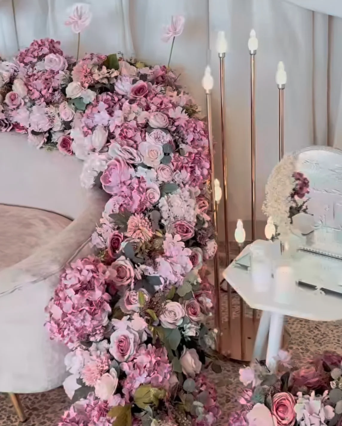 Popular  Customized Led Light White Stage Large Square Acrylic Backdrop Stand with Flowers